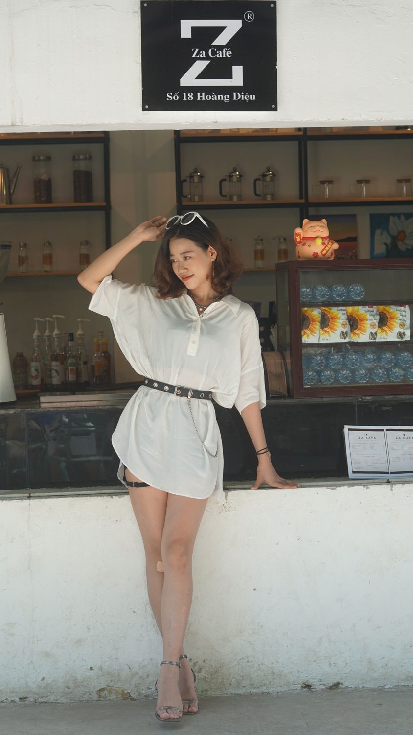 Woman in casual clothes outside a cafe