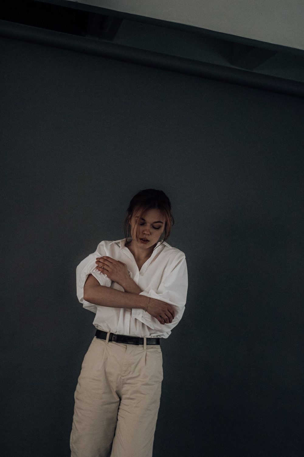 Roomy white shirt with softly shaped beige trousers