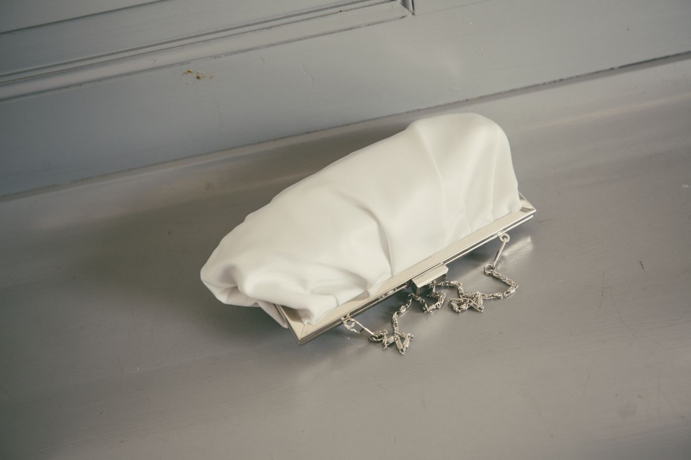 Small white evening bag with a chain strap